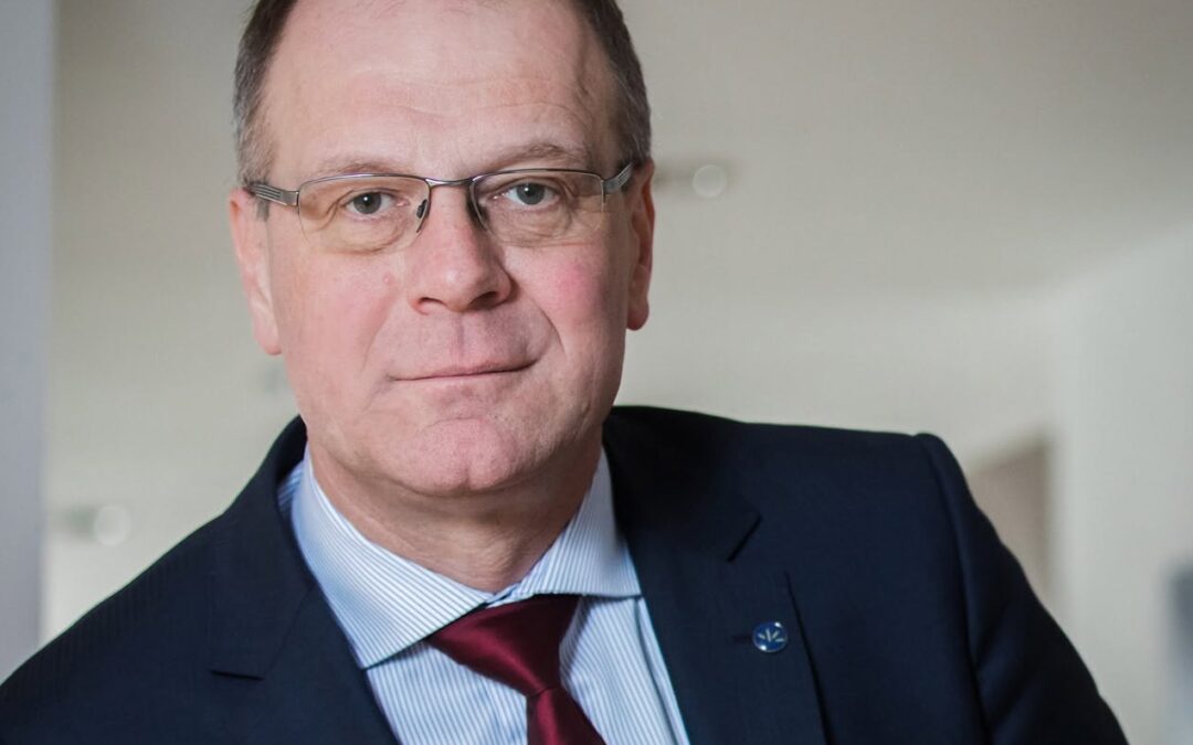 Navracsics Tibor: Székbitorló
