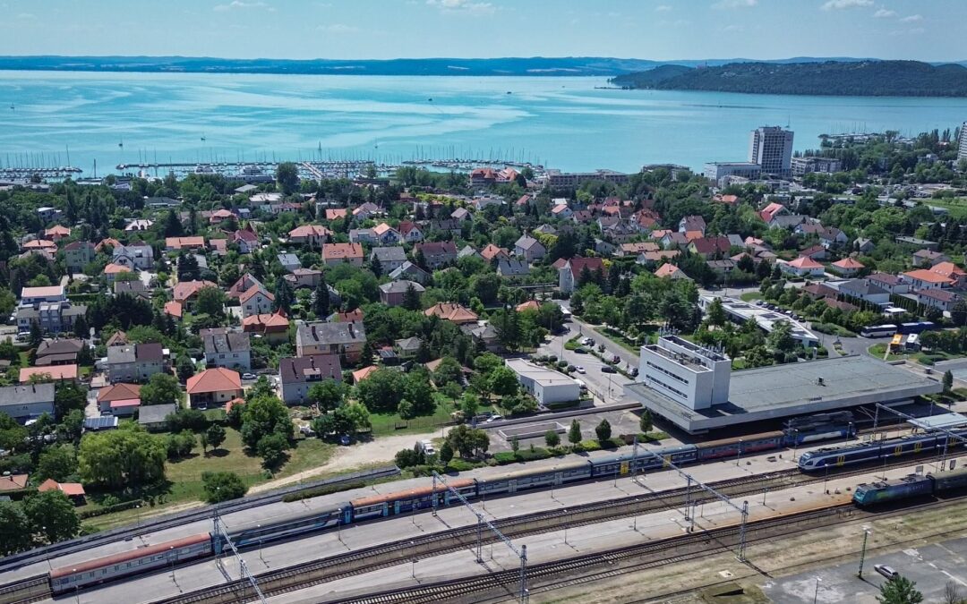 A kormány törölte a balatoni körvasutat és az északi part villamosítását – a helyiek érdekei ismét háttérbe szorultak