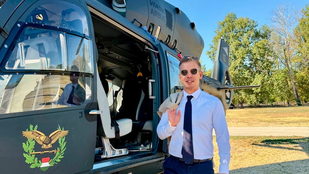 Magyar Péter honvédségi helikopterrel ment Paksra