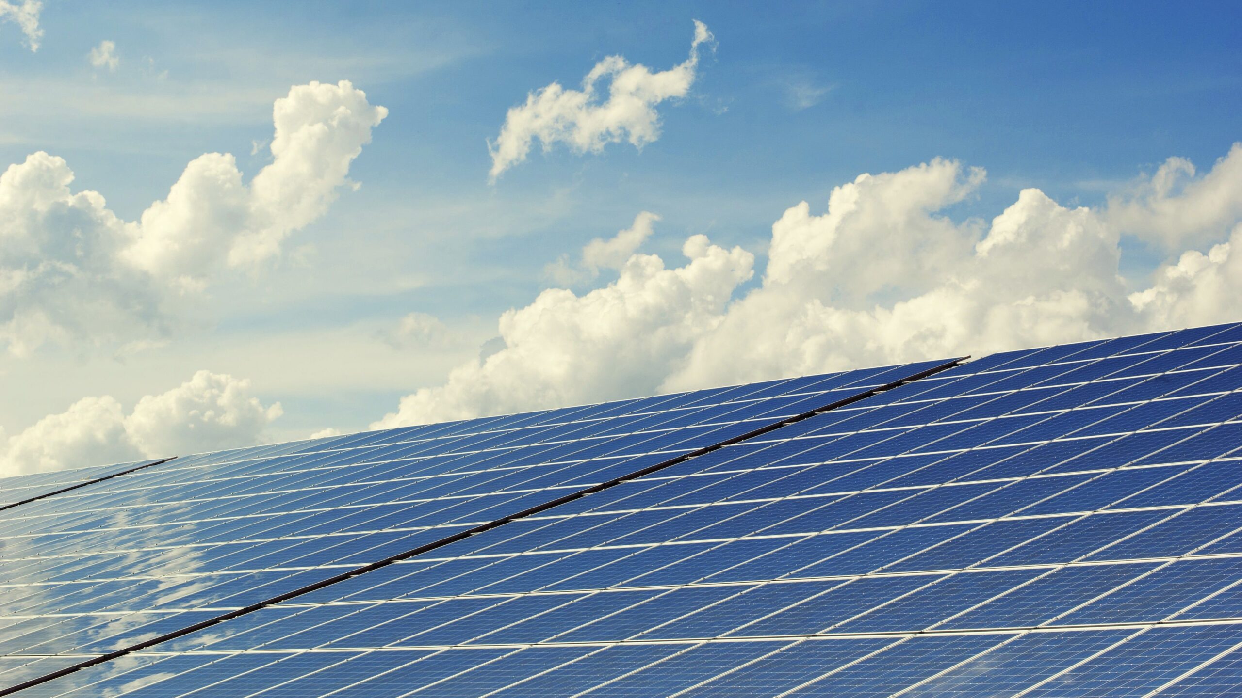 Napközben a napenergia tartja el az országot, este viszont már az importé a főszerep
