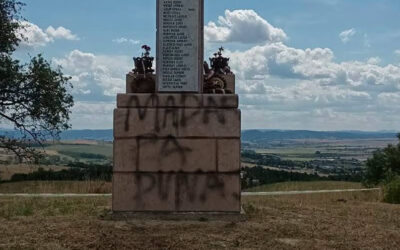 Magyarellenes felirattal gyalázták meg a rimaszombati huszáremlékművet