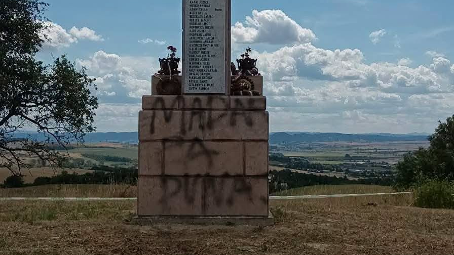 Magyarellenes felirattal gyalázták meg a rimaszombati huszáremlékművet