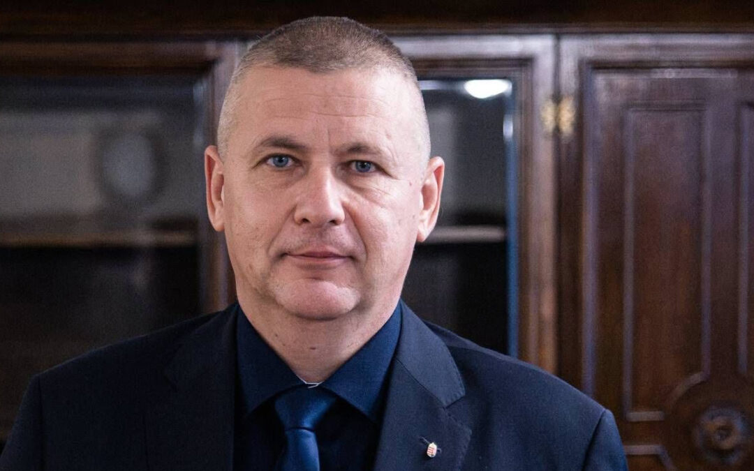 Ruszin-Szendi Romulusz közösségi oldalán tételesen felsorolta, mit kellene tőle kérdeznie a sajtónak