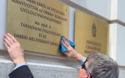 A KDNP levetetné a táblát, amely szerint a Miniszterelnöki Kabinetiroda épületéből irányították az Orbán-kormány „gyűlöletpropagandáját”