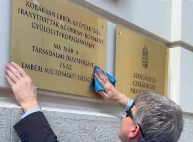 A KDNP levetetné a táblát, amely szerint a Miniszterelnöki Kabinetiroda épületéből irányították az Orbán-kormány „gyűlöletpropagandáját”
