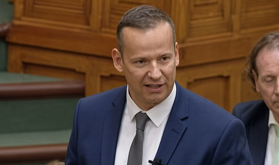 Elfogadhatatlan hangnem – a házelnök kitiltotta Toroczkai Lászlót a parlamentből 